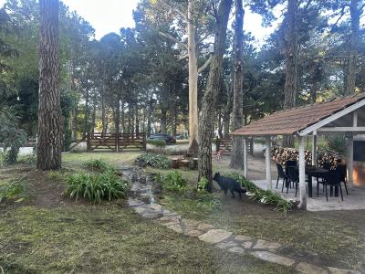 Casa en alquiler en Valeria del Mar. 4 ambientes, 2 baños y capacidad de 4 a 8 personas. 