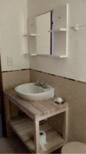 Chalet en alquiler en Valeria del Mar. 6 ambientes, 3 ba&ntilde;os y capacidad de 4 a 6 personas. 