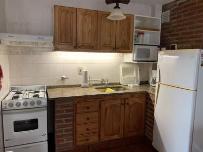 Departamento en alquiler en Valeria del Mar. 3 ambientes, 2 baños y capacidad de 4 a 6 personas. A menos de 50 m de la playa