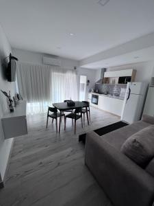 Departamentos en alquiler en Valeria del Mar. 2 ambientes, 1 baño y capacidad de 2 a 4 personas. A 50 m de la playa