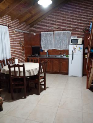 Casa en alquiler en Valeria del Mar. 2 y 3 ambientes, 1 baño y capacidad de 3 a 5 personas. A 200 m de la playa