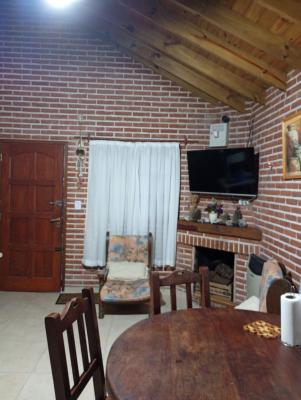 Casa en alquiler en Valeria del Mar. 2 y 3 ambientes, 1 baño y capacidad de 3 a 5 personas. A 200 m de la playa