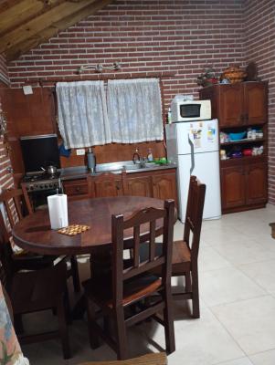 Casa en alquiler en Valeria del Mar. 2 y 3 ambientes, 1 baño y capacidad de 3 a 5 personas. A 200 m de la playa