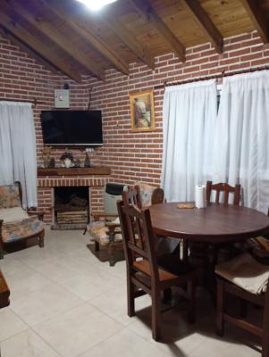Casa en alquiler en Valeria del Mar. 2 y 3 ambientes, 1 baño y capacidad de 3 a 5 personas. A 200 m de la playa