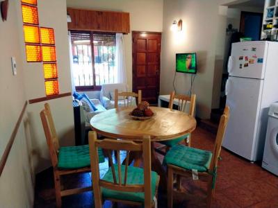Casa en alquiler en Valeria del Mar. 3 ambientes, 1 baño y capacidad de 4 a 6 personas. A 400 m de la playa