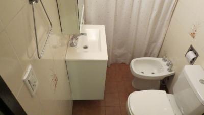 Casa en alquiler en Valeria del Mar. 3 ambientes, 1 baño y capacidad de 4 a 6 personas. A 400 m de la playa