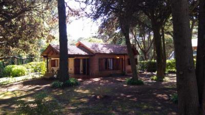 Casa en alquiler en Valeria del Mar. 4 ambientes, 2 baños y capacidad de 4 a 6 personas. A 500 m del centro