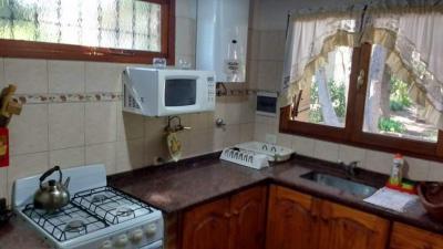 Casa en alquiler en Valeria del Mar. 4 ambientes, 2 baños y capacidad de 4 a 6 personas. A 500 m del centro