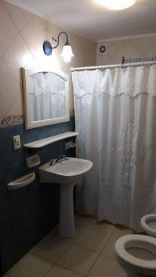 Casa en alquiler en Valeria del Mar. 4 ambientes, 2 baños y capacidad de 4 a 6 personas. A 500 m del centro
