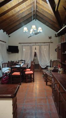 Casa en alquiler en Valeria del Mar. 4 ambientes, 2 baños y capacidad de 4 a 6 personas. A 500 m del centro