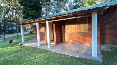 Casa en alquiler en Valeria del Mar. 4 (quincho cerrado independiente) ambientes, 3 baños y capacidad de 6 a 8 personas. 