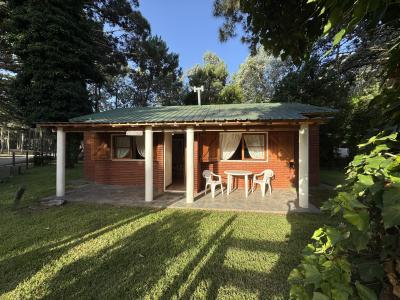 Casa en alquiler en Valeria del Mar. 4 (quincho cerrado independiente) ambientes, 3 baños y capacidad de 6 a 8 personas. 