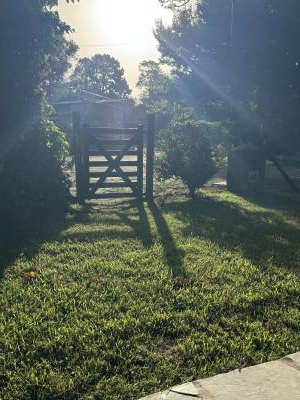 Casa en alquiler en Valeria del Mar. 4 (quincho cerrado independiente) ambientes, 3 baños y capacidad de 6 a 8 personas. 