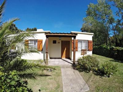 Casa en alquiler en Valeria del Mar. 3 ambientes, 1 baño y capacidad de 2 a 4 personas. A 200 m de la playa