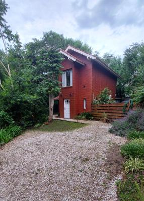 Duplex en alquiler en Valeria del Mar. 3 ambientes, 2 baños y capacidad de 2 a 4 personas. A 50 m de la playa