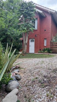 Duplex en alquiler en Valeria del Mar. 3 ambientes, 2 baños y capacidad de 2 a 4 personas. A 50 m de la playa