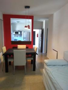 Departamento en alquiler en Valeria del Mar. 2 ambientes, 1 baño y capacidad de 2 a 4 personas. A 150 m de la playa