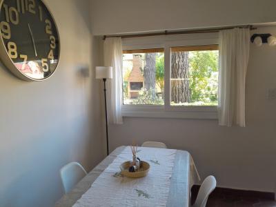 Departamento en alquiler en Valeria del Mar. 2 ambientes, 1 baño y capacidad de 3 a 4 personas. A 100 m de la playa