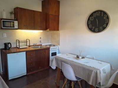 Departamento en alquiler en Valeria del Mar. 2 ambientes, 1 baño y capacidad de 3 a 4 personas. A 100 m de la playa