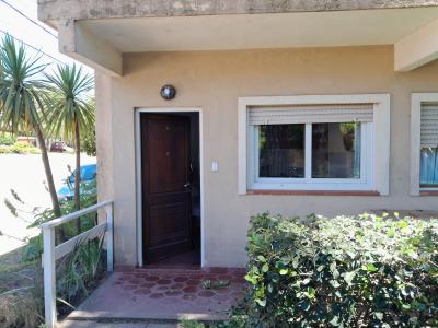 Departamento en alquiler en Valeria del Mar. 2 ambientes, 1 baño y capacidad de 3 a 4 personas. A 100 m de la playa