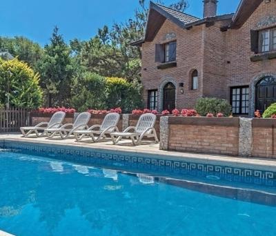 Complejo de Cabañas en alquiler en Valeria del Mar. 3 ambientes, 2 baños y capacidad de 2 a 6 personas. A 50 m de la playa