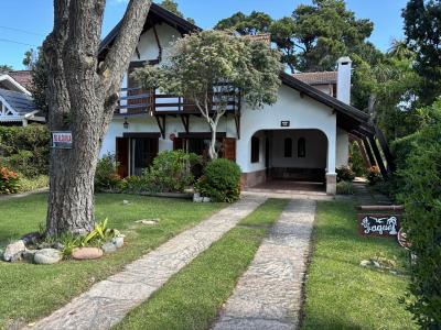 Chalet en alquiler en Valeria del Mar. 4 ambientes, 2 baños y capacidad de 2 a 6 personas. A 50 m de la playa