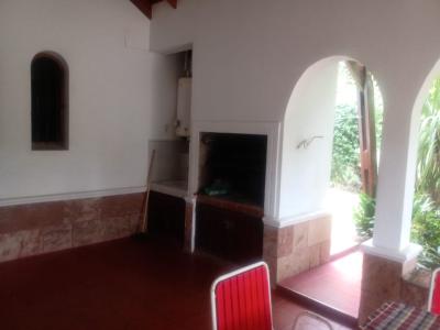 Chalet en alquiler en Valeria del Mar. 4 ambientes, 2 baños y capacidad de 2 a 6 personas. A 50 m de la playa