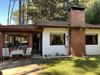 Casa en alquiler en Valeria del Mar. 3 ambientes, 1 baño y capacidad de 3 a 5 personas. 