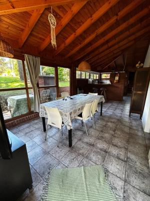 Casa en alquiler en Valeria del Mar. 3 ambientes, 1 baño y capacidad de 3 a 5 personas. 
