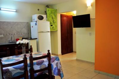 Apart en alquiler en Valeria del Mar. 1 y 2 ambientes, 1 baño y capacidad de 1 a 6 personas. A 150 m de la playa