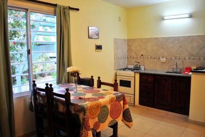 Apart en alquiler en Valeria del Mar. 1 y 2 ambientes, 1 baño y capacidad de 1 a 6 personas. A 150 m de la playa