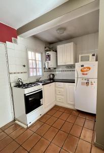 Complejo de Dptos en alquiler en Valeria del Mar. 2 y 3 ambientes, 1 y 2 baño y capacidad de 1 a 5 personas. A 50 m de la playa