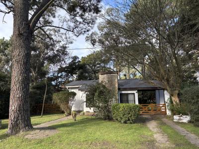 Casa en alquiler en Valeria del Mar. 4 ambientes, 2 baños y capacidad de 2 a 6 personas. A 300 m de la playa