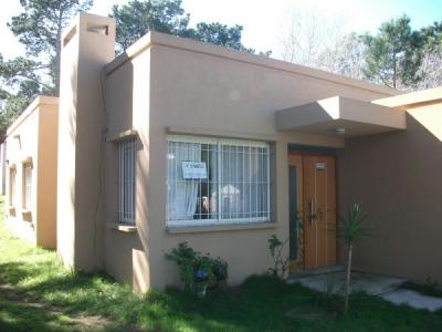 Casa en alquiler en Valeria del Mar. 7 ambientes, 3 baños y capacidad de 6 a 8 personas. 