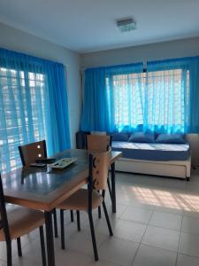 Departamento en alquiler en Valeria del Mar. 2 ambientes, 1 baño y capacidad de 1 a 4 personas. A 50 m de la playa