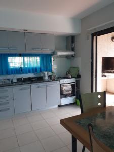 Departamento en alquiler en Valeria del Mar. 2 ambientes, 1 baño y capacidad de 1 a 4 personas. A 50 m de la playa