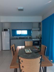 Departamento en alquiler en Valeria del Mar. 2 ambientes, 1 baño y capacidad de 1 a 4 personas. A 50 m de la playa