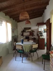 Casa en alquiler en Valeria del Mar. 3 ambientes, 2 baños y capacidad de 1 a 5 personas. A 250 m de la playa