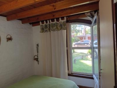 Casa en alquiler en Valeria del Mar. 3 ambientes, 2 baños y capacidad de 1 a 5 personas. A 250 m de la playa
