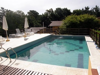 Complejo de Cabañas en alquiler en Valeria del Mar. 3 ambientes, 2 baños y capacidad de 2 a 6 personas. A 200 m de la playa