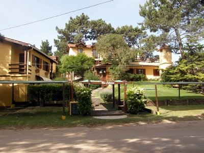 Complejo de Cabañas en alquiler en Valeria del Mar. 3 ambientes, 2 baños y capacidad de 2 a 6 personas. A 200 m de la playa