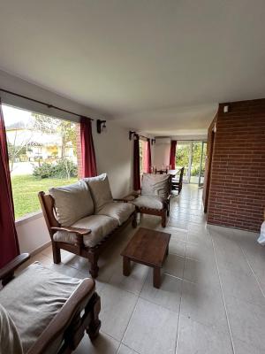 Cabañas en alquiler en Valeria del Mar. 3 ambientes, 2 baños y capacidad de 3 a 5 personas. Tour virtual 360. A 50 m de la playa