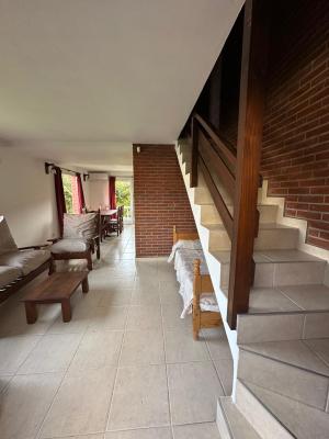 Cabañas en alquiler en Valeria del Mar. 3 ambientes, 2 baños y capacidad de 3 a 5 personas. Tour virtual 360. A 50 m de la playa