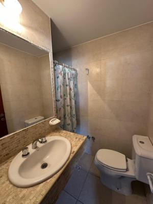 Cabañas en alquiler en Valeria del Mar. 3 ambientes, 2 baños y capacidad de 3 a 5 personas. Tour virtual 360. A 50 m de la playa