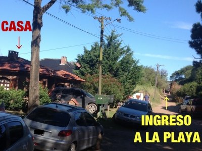 Chalet en alquiler en Valeria del Mar. 4 ambientes, 2 baños y capacidad de 3 a 8 personas. A menos de 50 m de la playa