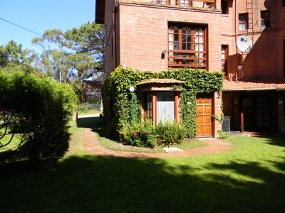 Complejo de Duplex en alquiler en Valeria del Mar. 5 ambientes, 2 baños y capacidad de 2 a 7 personas. Tour virtual 360. A 100 m de la playa
