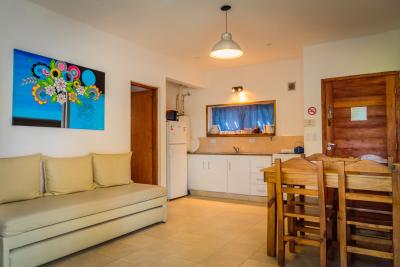 Complejo de Dptos en alquiler en Valeria del Mar. 2 ambientes, 1 baño y capacidad de 1 a 4 personas. A 50 m de la playa