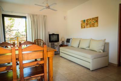 Complejo de Dptos en alquiler en Valeria del Mar. 2 ambientes, 1 baño y capacidad de 1 a 4 personas. A 50 m de la playa