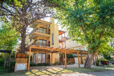 Complejo de Dptos en alquiler en Valeria del Mar. 2 ambientes, 1 baño y capacidad de 1 a 4 personas. A 50 m de la playa
