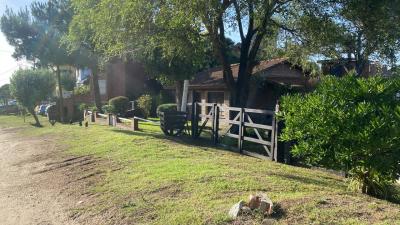 Chalet en alquiler en Valeria del Mar. 3 ambientes, 1 baño y capacidad 4 personas. A 50 m de la playa